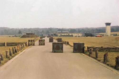kaz-0181-01-Darp toegangsweg naar de site met roadblocks en ingegraven paln (Blad 99b)